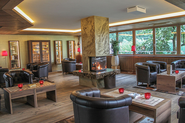 Le bar de l’hôtel et le salon à cigares au Quellenhof
